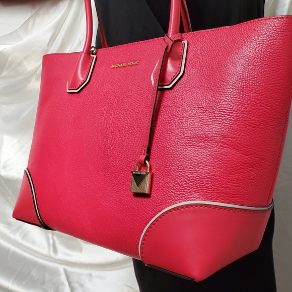 Michael Kors LG Red Pebbled Leather Tote Handbag Gold Lock Charm. F-103. - Picture 2 of 12